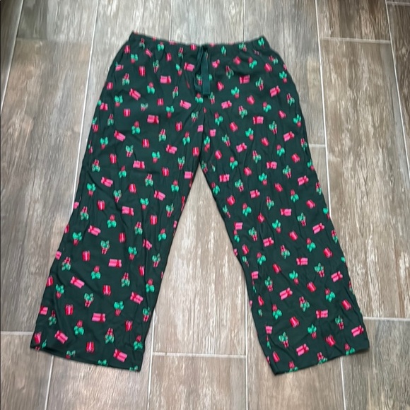 PINK Victoria's Secret Green Pajama Bottoms with Red Gifts - Picture 1 of 7